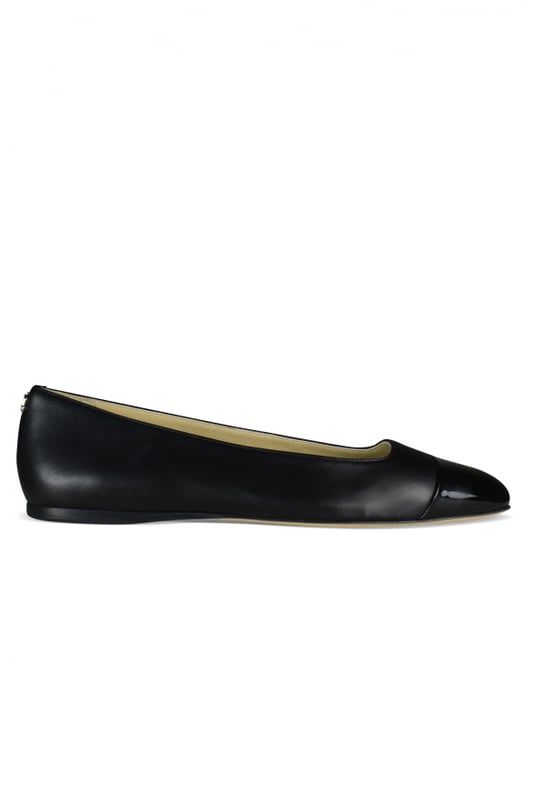 Bailarinas planas Jimmy choo Watson de cuero negro.Charol negro en la parte delantera.Puntera redondeada.Logotipo dorado  JC  en el mostrador.Tacón plano.Made in Italy.