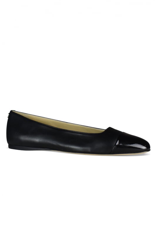 Bailarinas planas Jimmy choo Watson de cuero negro.Charol negro en la parte delantera.Puntera redondeada.Logotipo dorado  JC  en el mostrador.Tacón plano.Made in Italy.