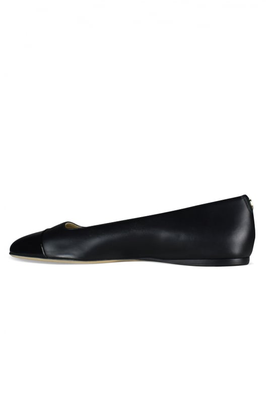 Bailarinas planas Jimmy choo Watson de cuero negro.Charol negro en la parte delantera.Puntera redondeada.Logotipo dorado  JC  en el mostrador.Tacón plano.Made in Italy.