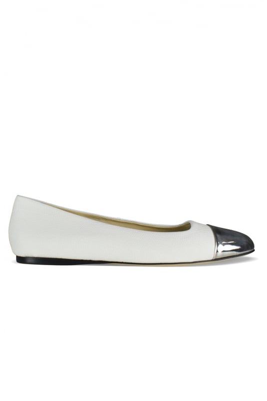 Bailarinas Watson Flat en cuero texturizado blanco Jimmy Choo.Piel metálica en tono plateado en la parte delantera.Puntera redondeada.Tacón plano.Made in Italy.