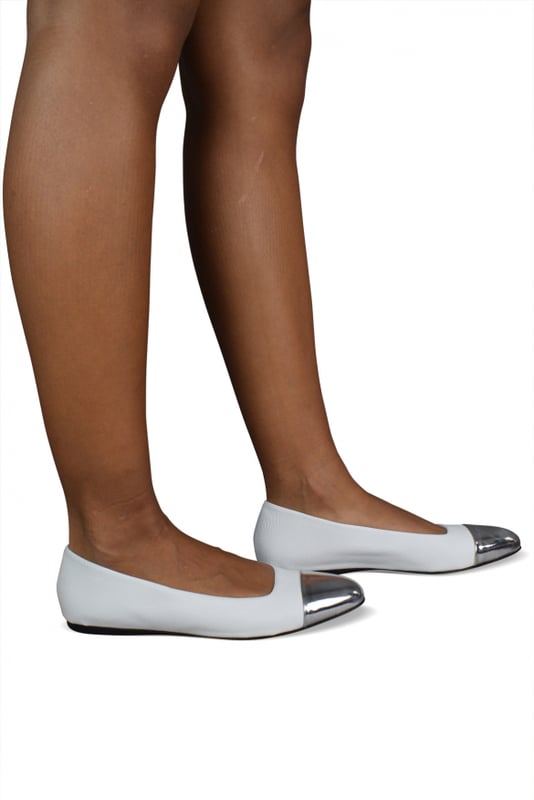 Bailarinas Watson Flat en cuero texturizado blanco Jimmy Choo.Piel metálica en tono plateado en la parte delantera.Puntera redondeada.Tacón plano.Made in Italy.