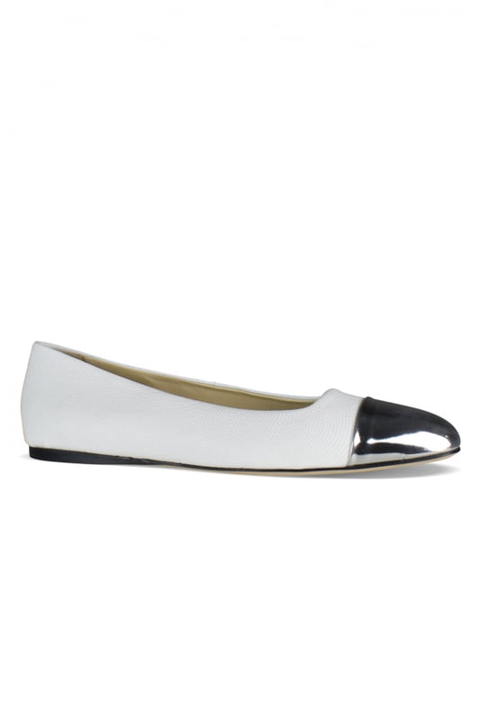 Bailarinas Watson Flat en cuero texturizado blanco Jimmy Choo.Piel metálica en tono plateado en la parte delantera.Puntera redondeada.Tacón plano.Made in Italy.