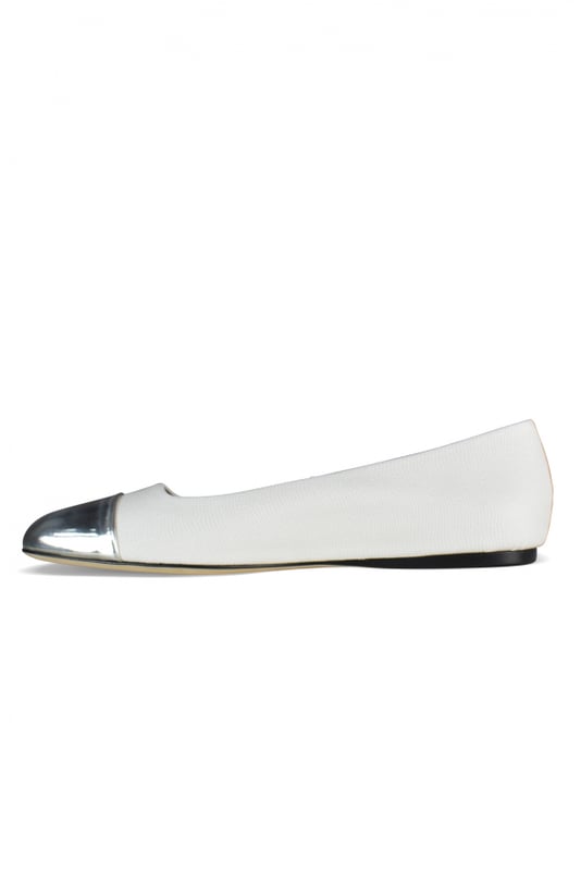 Bailarinas Watson Flat en cuero texturizado blanco Jimmy Choo.Piel metálica en tono plateado en la parte delantera.Puntera redondeada.Tacón plano.Made in Italy.