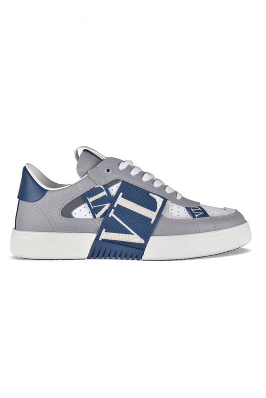 Sneakers Valentino VL7N en piel gris y blanco marino.Siete cintas con logotipo VLTN en blanco y azul con cordones.Contrafuerte de piel azul marino con logotipo Valentino.Lengüeta con logotipo Valentino.Suela de caucho.100% piel de becerro.Made in Italy.