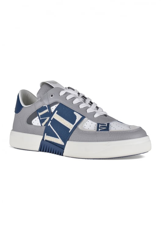 Sneakers Valentino VL7N en piel gris y blanco marino.Siete cintas con logotipo VLTN en blanco y azul con cordones.Contrafuerte de piel azul marino con logotipo Valentino.Lengüeta con logotipo Valentino.Suela de caucho.100% piel de becerro.Made in Italy.