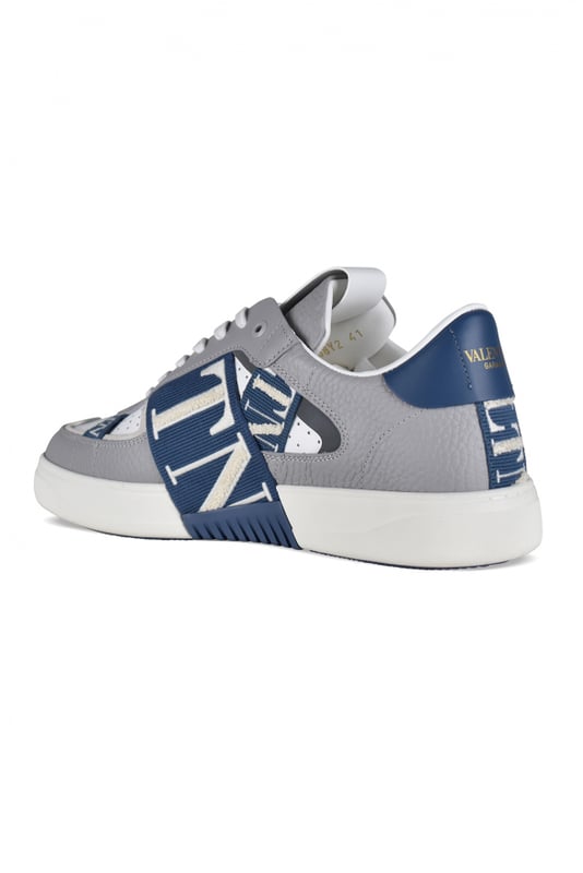 Sneakers Valentino VL7N en piel gris y blanco marino.Siete cintas con logotipo VLTN en blanco y azul con cordones.Contrafuerte de piel azul marino con logotipo Valentino.Lengüeta con logotipo Valentino.Suela de caucho.100% piel de becerro.Made in Italy.