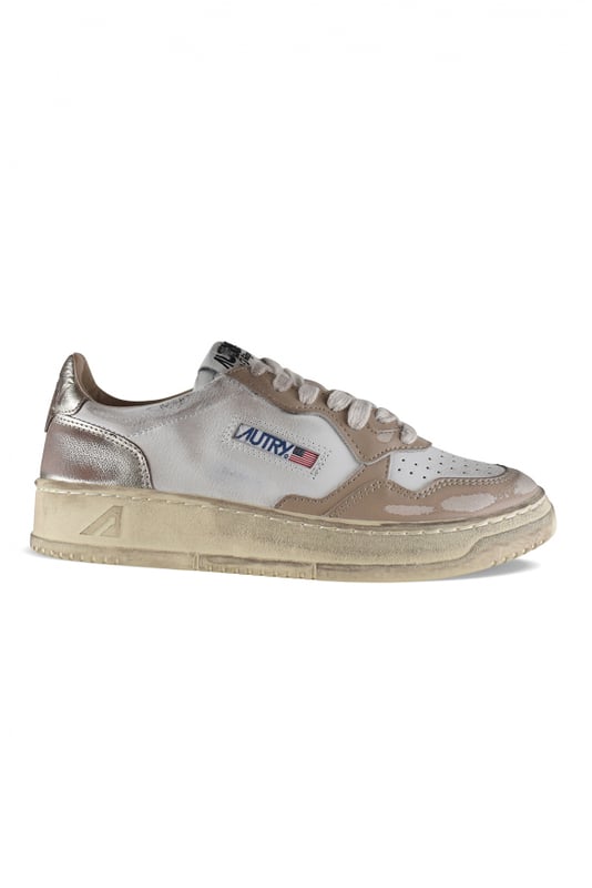 Sneakers bajas Autry Super vintage en piel blanca, beige y platino.Parche con logotipo en el exterior. Contrafuerte de piel dorada con logotipo.Lengüeta con parche del logotipo.Suela de caucho con efecto amarilleado.  Cierre de cordones. Puntera redonda perforada.Efecto desgastado.100% cuero.