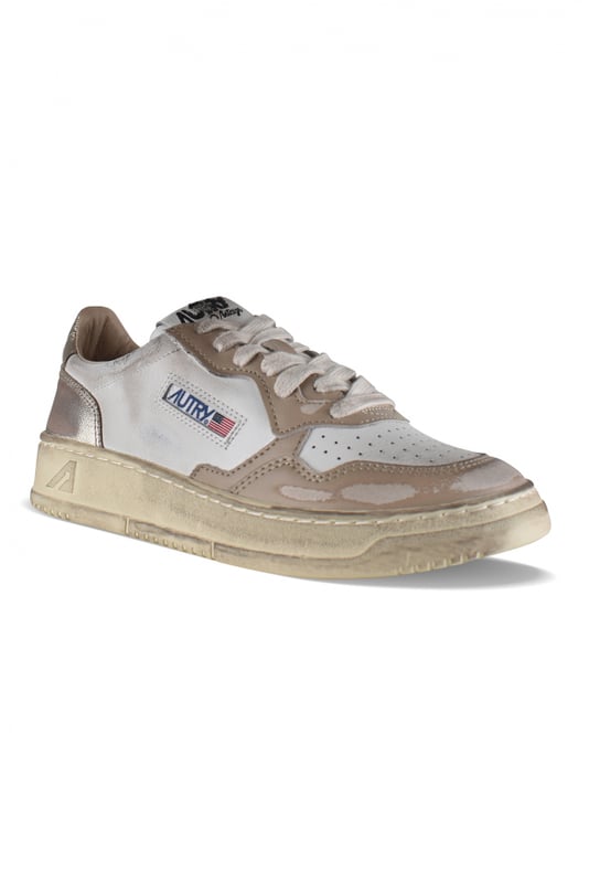 Sneakers bajas Autry Super vintage en piel blanca, beige y platino.Parche con logotipo en el exterior. Contrafuerte de piel dorada con logotipo.Lengüeta con parche del logotipo.Suela de caucho con efecto amarilleado.  Cierre de cordones. Puntera redonda perforada.Efecto desgastado.100% cuero.