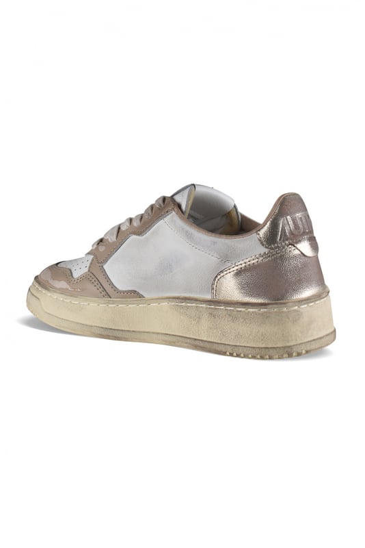Sneakers bajas Autry Super vintage en piel blanca, beige y platino.Parche con logotipo en el exterior. Contrafuerte de piel dorada con logotipo.Lengüeta con parche del logotipo.Suela de caucho con efecto amarilleado.  Cierre de cordones. Puntera redonda perforada.Efecto desgastado.100% cuero.