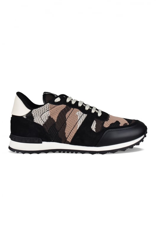 Sneakers de camuflaje Rockrunner de Valentino en negro, blanco y marrón.En ante, piel y lona.Tachuelas de goma decorativas. Contrafuerte de cuero blanco.Suela de goma dentada. Cierre de cordones. Made in Italy.