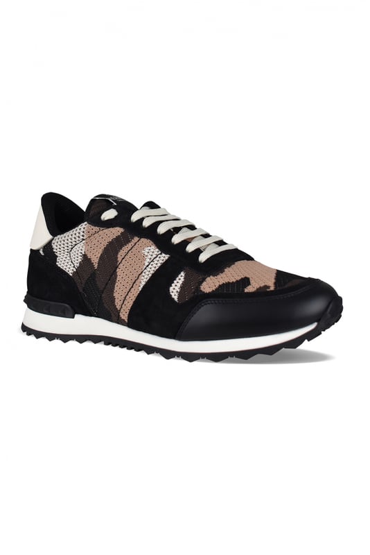 Sneakers de camuflaje Rockrunner de Valentino en negro, blanco y marrón.En ante, piel y lona.Tachuelas de goma decorativas. Contrafuerte de cuero blanco.Suela de goma dentada. Cierre de cordones. Made in Italy.
