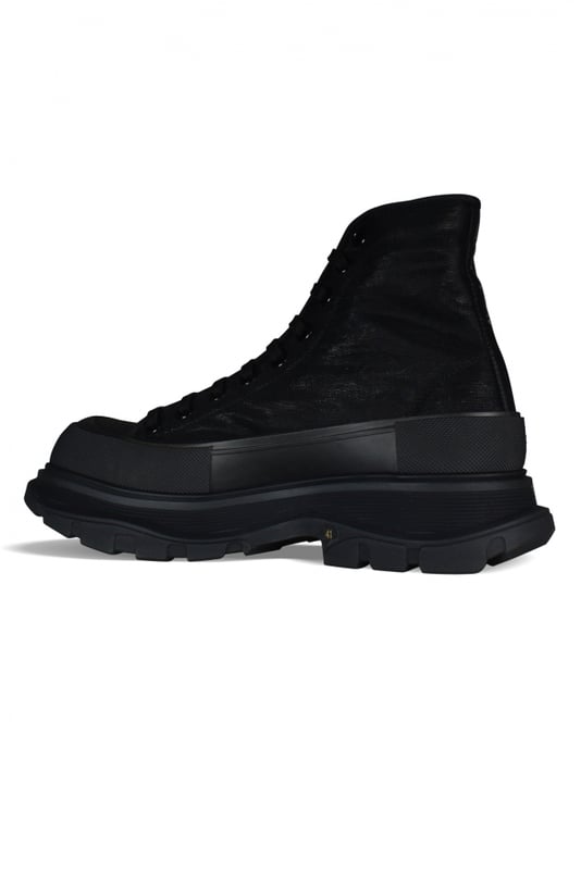 Sneakers altas Alexander McQueen Tread Slick.Malla negra.Puntera redonda con inserción de goma.Logotipo en el talón y la lengüeta.Cierre de cordón plano negro.Suela de goma negra sobredimensionada de la firma.Made in Italy.