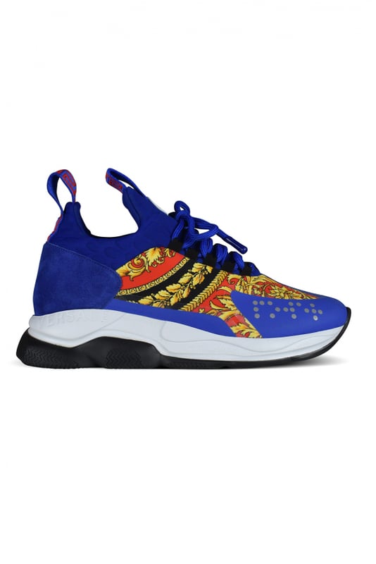 Versace Sneakers Chain Reaction Azul Sneakers Versace Chain Reaction en azul rey.Parte superior de tela y cueroEstampado barroco rojo y dorado de Versace.Suela blanca y negra de goma gruesa efecto cadena.Mostrador de ante azul.Cierre con cordones.Punta redonda.Made in Italy.
