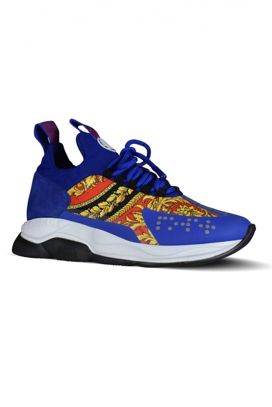 Versace Sneakers Chain Reaction Azul Sneakers Versace Chain Reaction en azul rey.Parte superior de tela y cueroEstampado barroco rojo y dorado de Versace.Suela blanca y negra de goma gruesa efecto cadena.Mostrador de ante azul.Cierre con cordones.Punta redonda.Made in Italy.