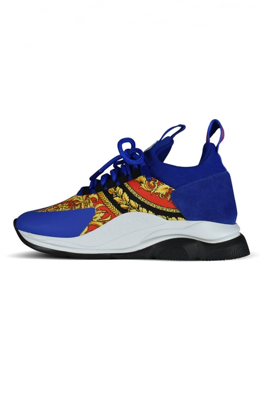 Versace Sneakers Chain Reaction Azul Sneakers Versace Chain Reaction en azul rey.Parte superior de tela y cueroEstampado barroco rojo y dorado de Versace.Suela blanca y negra de goma gruesa efecto cadena.Mostrador de ante azul.Cierre con cordones.Punta redonda.Made in Italy.