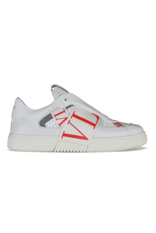Sneakers Valentino VL7N en piel blanca.Siete cintas con el logotipo de la VLTN en rojo y blanco sin cordones.Talonera de piel blanca con el logotipo de Valentino.Lengüeta con el logo de Valentino.Suela de goma.100% piel de becerro.Made in Italy.