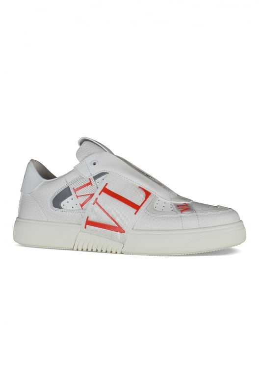 Sneakers Valentino VL7N en piel blanca.Siete cintas con el logotipo de la VLTN en rojo y blanco sin cordones.Talonera de piel blanca con el logotipo de Valentino.Lengüeta con el logo de Valentino.Suela de goma.100% piel de becerro.Made in Italy.