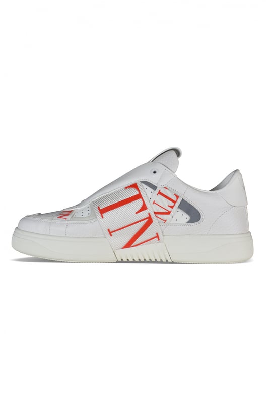 Sneakers Valentino VL7N en piel blanca.Siete cintas con el logotipo de la VLTN en rojo y blanco sin cordones.Talonera de piel blanca con el logotipo de Valentino.Lengüeta con el logo de Valentino.Suela de goma.100% piel de becerro.Made in Italy.