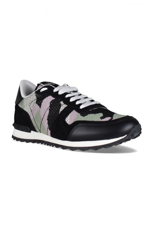 Valentino Rockrunner camouflage sneakers in zwart, groen en roze.In stof, suède en leer.Decoratieve rubberen noppen.Zwart lederen zool.Rubberen gekerfde zool. Vetersluiting.Gemaakt in Italië.