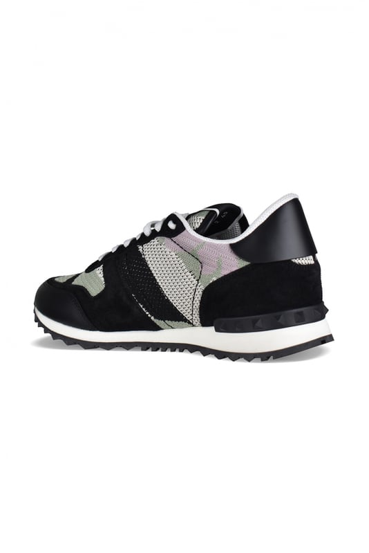 Valentino Rockrunner camouflage sneakers in zwart, groen en roze.In stof, suède en leer.Decoratieve rubberen noppen.Zwart lederen zool.Rubberen gekerfde zool. Vetersluiting.Gemaakt in Italië.