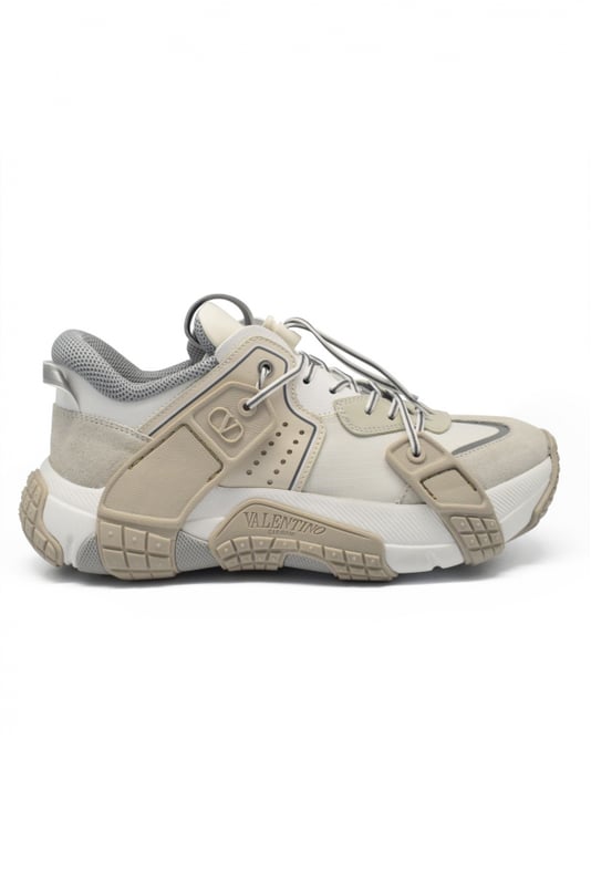 Sneaker Modell „Valentino Wod“ aus Wildleder und Stoff in Weiß/Beige.Zunge mit Etikett mit Logo.Spitzen- und Kordelverschluss.Weiße und beige Gummisohle.Hergestellt in Italien.