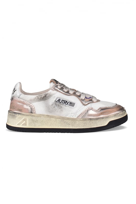 Sneakers bajas Autry super vintage.En piel laminada rosa viejo y lona blanca. Efecto desgastado.Detalles de cuero morado.Parche del logotipo en el exterior.Contrafuerte de cuero blanco agrietado y logotipo en relieve.Lengüeta con parche del logotipo.Suela de caucho efecto vintage amarillento. Cierre de cordones planos de color beige. Puntera redonda perforada.100% piel.