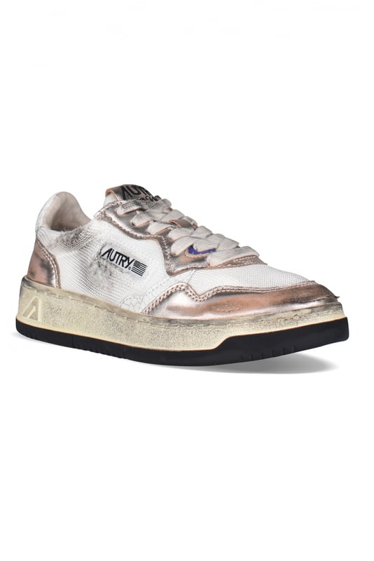 Sneakers bajas Autry super vintage.En piel laminada rosa viejo y lona blanca. Efecto desgastado.Detalles de cuero morado.Parche del logotipo en el exterior.Contrafuerte de cuero blanco agrietado y logotipo en relieve.Lengüeta con parche del logotipo.Suela de caucho efecto vintage amarillento. Cierre de cordones planos de color beige. Puntera redonda perforada.100% piel.