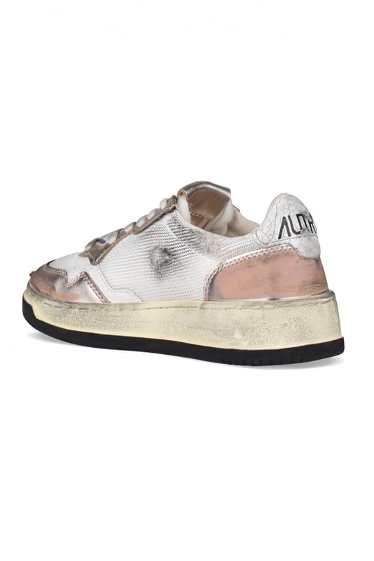 Sneakers bajas Autry super vintage.En piel laminada rosa viejo y lona blanca. Efecto desgastado.Detalles de cuero morado.Parche del logotipo en el exterior.Contrafuerte de cuero blanco agrietado y logotipo en relieve.Lengüeta con parche del logotipo.Suela de caucho efecto vintage amarillento. Cierre de cordones planos de color beige. Puntera redonda perforada.100% piel.