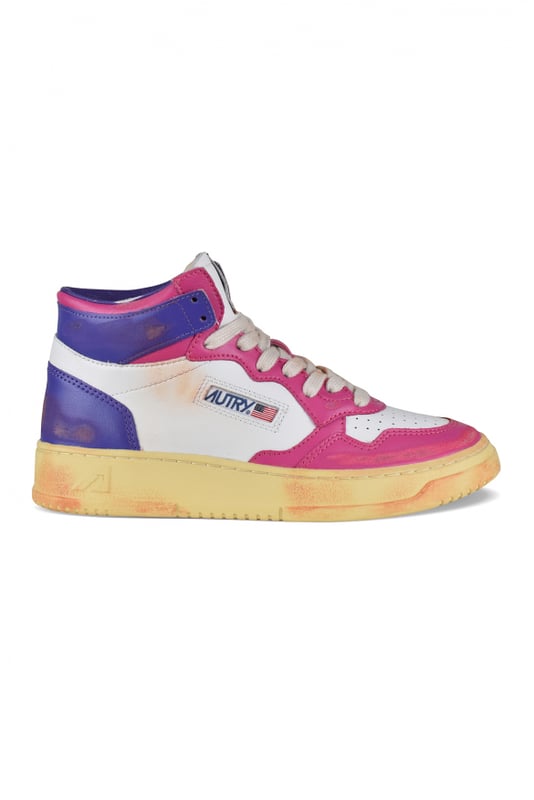 Sneakers altas Autry Super vintage en piel blanca/morada y rosa.Inserciones de piel y efecto desgastado.Parche con logotipo en el exterior. Contrafuerte de cuero morado.Lengüeta con parche del logotipo.Suela de goma efecto vintage en contraste. Cierre con cordones blancos.Puntera redonda perforada.100% piel.