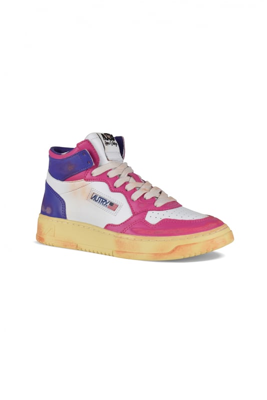 Sneakers altas Autry Super vintage en piel blanca/morada y rosa.Inserciones de piel y efecto desgastado.Parche con logotipo en el exterior. Contrafuerte de cuero morado.Lengüeta con parche del logotipo.Suela de goma efecto vintage en contraste. Cierre con cordones blancos.Puntera redonda perforada.100% piel.