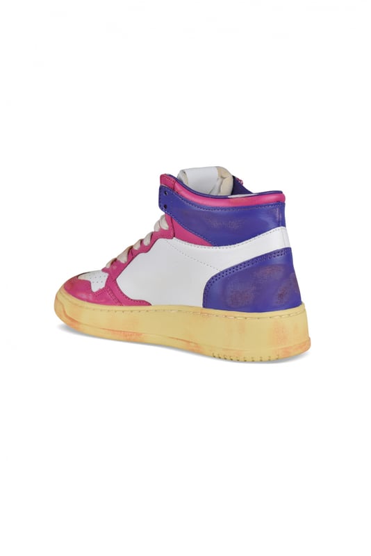 Sneakers altas Autry Super vintage en piel blanca/morada y rosa.Inserciones de piel y efecto desgastado.Parche con logotipo en el exterior. Contrafuerte de cuero morado.Lengüeta con parche del logotipo.Suela de goma efecto vintage en contraste. Cierre con cordones blancos.Puntera redonda perforada.100% piel.