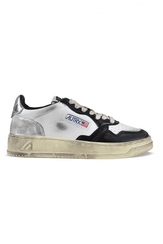 Autry Super vintage lage sneakers in wit/zwart/zilver leer.Lederen inzetstukken en versleten effect. Logopatch aan de buitenkant. Zilveren lederen toonbank met logo in reliëf.Tong met logopatch.Contrasterende rubberen zool met vintage-effect. Vetersluiting.Geperforeerde ronde neus.100% leer.