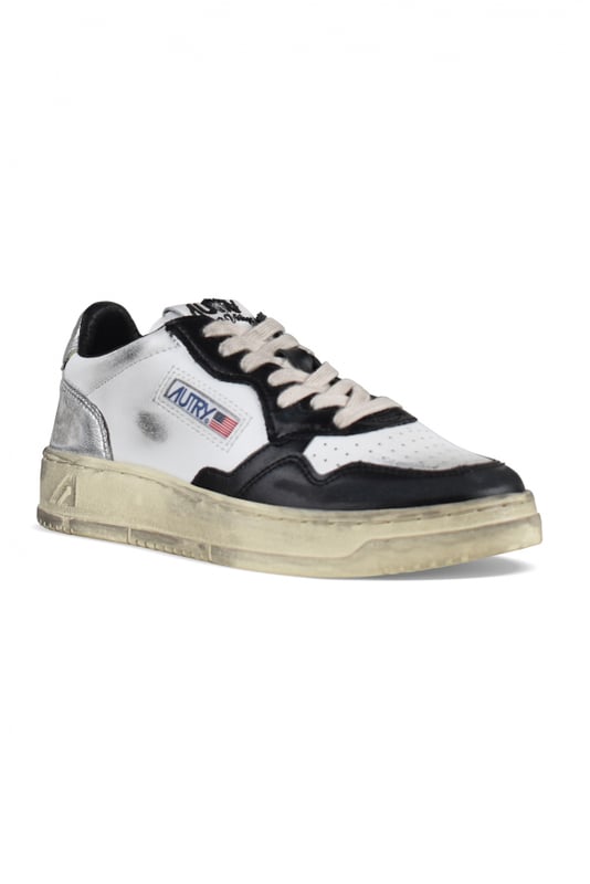 Autry Super vintage lage sneakers in wit/zwart/zilver leer.Lederen inzetstukken en versleten effect. Logopatch aan de buitenkant. Zilveren lederen toonbank met logo in reliëf.Tong met logopatch.Contrasterende rubberen zool met vintage-effect. Vetersluiting.Geperforeerde ronde neus.100% leer.