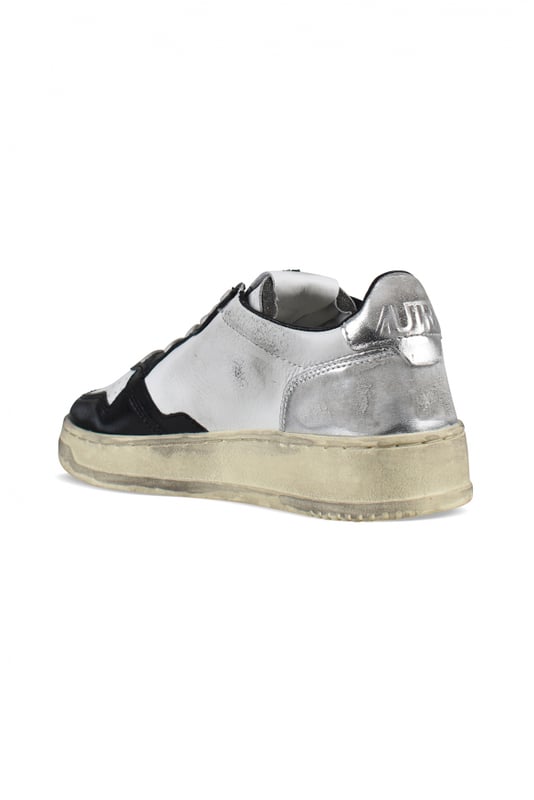 Autry Super vintage lage sneakers in wit/zwart/zilver leer.Lederen inzetstukken en versleten effect. Logopatch aan de buitenkant. Zilveren lederen toonbank met logo in reliëf.Tong met logopatch.Contrasterende rubberen zool met vintage-effect. Vetersluiting.Geperforeerde ronde neus.100% leer.