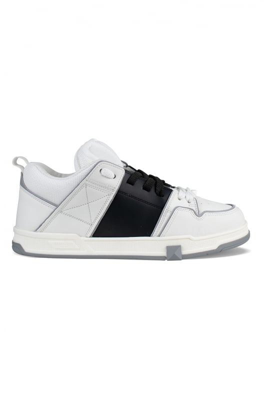 Zapatillas Open Skate Valentino blancas en piel de becerro.Banda negra.Lengüeta de tejido acolchado con detalle de goma VLogo.Tachuela maxi en el lateral.Cierre de cordones.Suela de goma blanca y gris con detalle de tachuelas.Made in Italy.