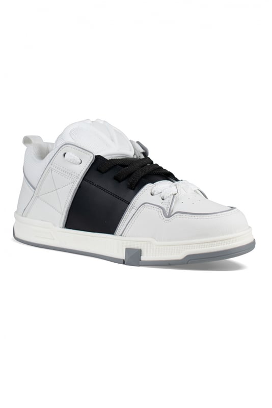 Zapatillas Open Skate Valentino blancas en piel de becerro.Banda negra.Lengüeta de tejido acolchado con detalle de goma VLogo.Tachuela maxi en el lateral.Cierre de cordones.Suela de goma blanca y gris con detalle de tachuelas.Made in Italy.