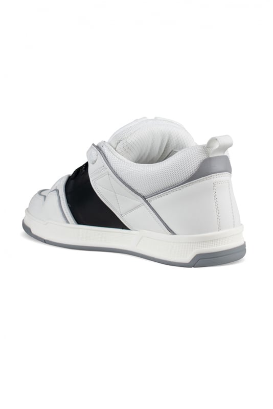 Zapatillas Open Skate Valentino blancas en piel de becerro.Banda negra.Lengüeta de tejido acolchado con detalle de goma VLogo.Tachuela maxi en el lateral.Cierre de cordones.Suela de goma blanca y gris con detalle de tachuelas.Made in Italy.