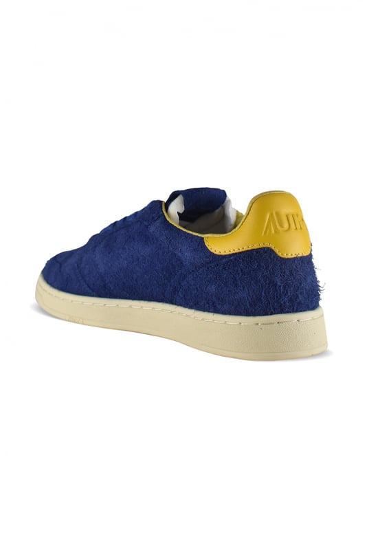 Sneakers bajas Medalist Autry en ante azul.Efecto pelo.Parche con logotipo en el exterior. Contrafuerte de cuero amarillo con logotipo en relieve.Lengüeta con parche del logotipo.Suela de goma con efecto amarilleado.  Cierre de cordones azul. Puntera redonda perforada.