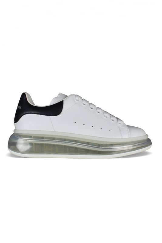 Oversized sneakers de Alexander McQueen en suave piel de becerro blanca.Detalle de cuero negro en el talón.Talonera de cuero negro.Logotipo en el talón y en la lengüeta.Cordones planos blancos.Suela de goma transparente con estampado de la firma.100% piel de becerro.Made in Italy.