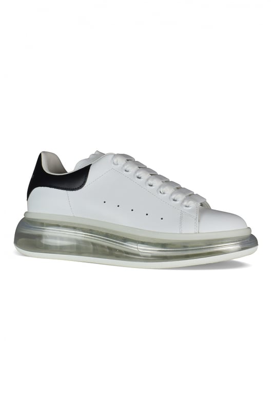 Oversized sneakers de Alexander McQueen en suave piel de becerro blanca.Detalle de cuero negro en el talón.Talonera de cuero negro.Logotipo en el talón y en la lengüeta.Cordones planos blancos.Suela de goma transparente con estampado de la firma.100% piel de becerro.Made in Italy.
