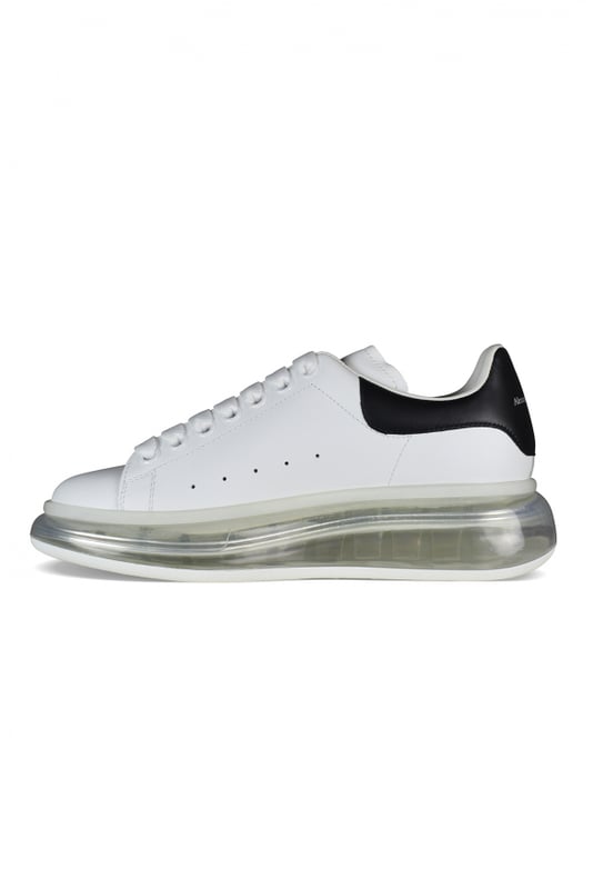 Oversized sneakers de Alexander McQueen en suave piel de becerro blanca.Detalle de cuero negro en el talón.Talonera de cuero negro.Logotipo en el talón y en la lengüeta.Cordones planos blancos.Suela de goma transparente con estampado de la firma.100% piel de becerro.Made in Italy.