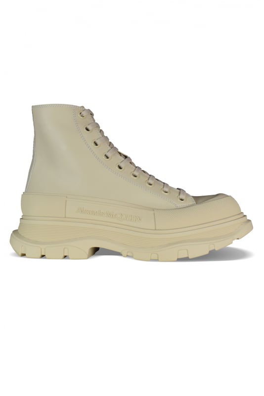 Sneakers altas Alexander McQueen Tread Slick.Cuero beige.Puntera redonda con inserción de goma.Logotipo en el talón y la lengüeta.Cierre de cordones planos en color beige.Suela de goma beige de gran tamaño con la firma.Made in Italy.