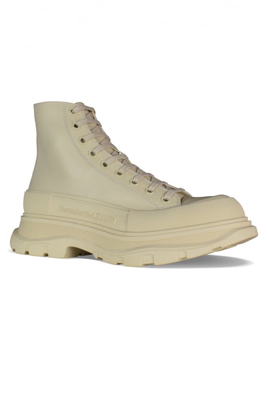 Sneakers altas Alexander McQueen Tread Slick.Cuero beige.Puntera redonda con inserción de goma.Logotipo en el talón y la lengüeta.Cierre de cordones planos en color beige.Suela de goma beige de gran tamaño con la firma.Made in Italy.