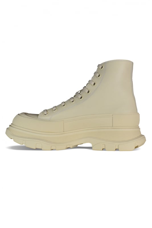 Sneakers altas Alexander McQueen Tread Slick.Cuero beige.Puntera redonda con inserción de goma.Logotipo en el talón y la lengüeta.Cierre de cordones planos en color beige.Suela de goma beige de gran tamaño con la firma.Made in Italy.