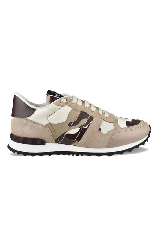 Sneakers Rockrunner camuflaje beige y marrón de Valentino.Ante y piel.Tachuelas de goma decorativas. Contrafuerte de cuero marrón.Suela dentada de caucho blanco. Cierre con cordones. Made in Italy.