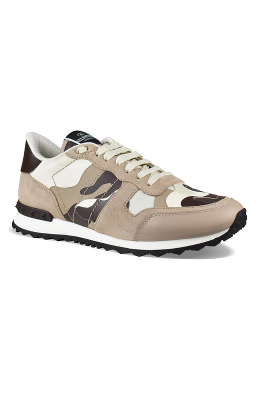 Sneakers Rockrunner camuflaje beige y marrón de Valentino.Ante y piel.Tachuelas de goma decorativas. Contrafuerte de cuero marrón.Suela dentada de caucho blanco. Cierre con cordones. Made in Italy.