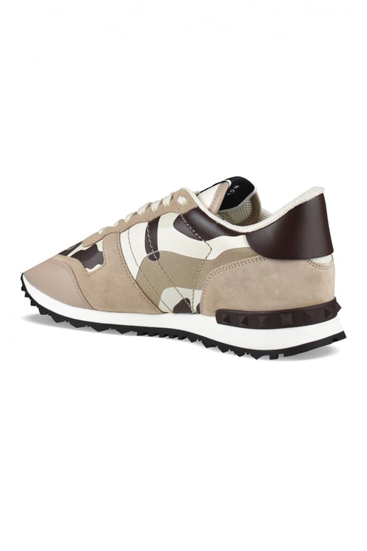 Sneakers Rockrunner camuflaje beige y marrón de Valentino.Ante y piel.Tachuelas de goma decorativas. Contrafuerte de cuero marrón.Suela dentada de caucho blanco. Cierre con cordones. Made in Italy.