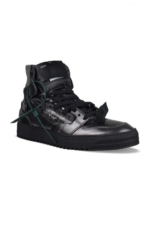 Off-Court  3.0 Zapatillas altas Off-White de piel negra.Efecto metálico.Logotipo blanco en el exterior. Flechas negras bordadas en el interior.Suela de goma negra.Etiquetas negras con el logotipo.Cordones negros.Correa antirrobo negra.Made in Italy.