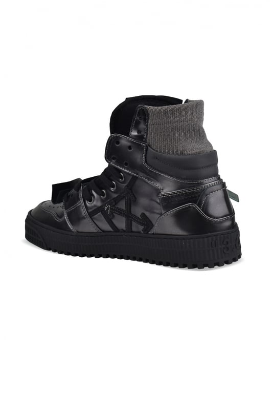 Off-Court  3.0 Zapatillas altas Off-White de piel negra.Efecto metálico.Logotipo blanco en el exterior. Flechas negras bordadas en el interior.Suela de goma negra.Etiquetas negras con el logotipo.Cordones negros.Correa antirrobo negra.Made in Italy.