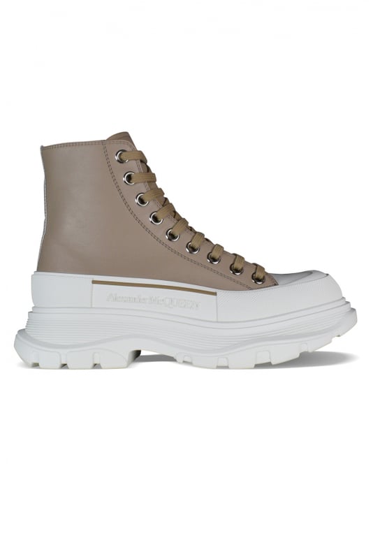 Sneakers altas Alexander McQueen Tread Slick.Cuero beige.Puntera redonda con inserción de goma.Logotipo en el talón y la lengüeta.Cierre de cordones planos en color beige.Suela de goma blanca sobredimensionada con la firma.Made in Italy.